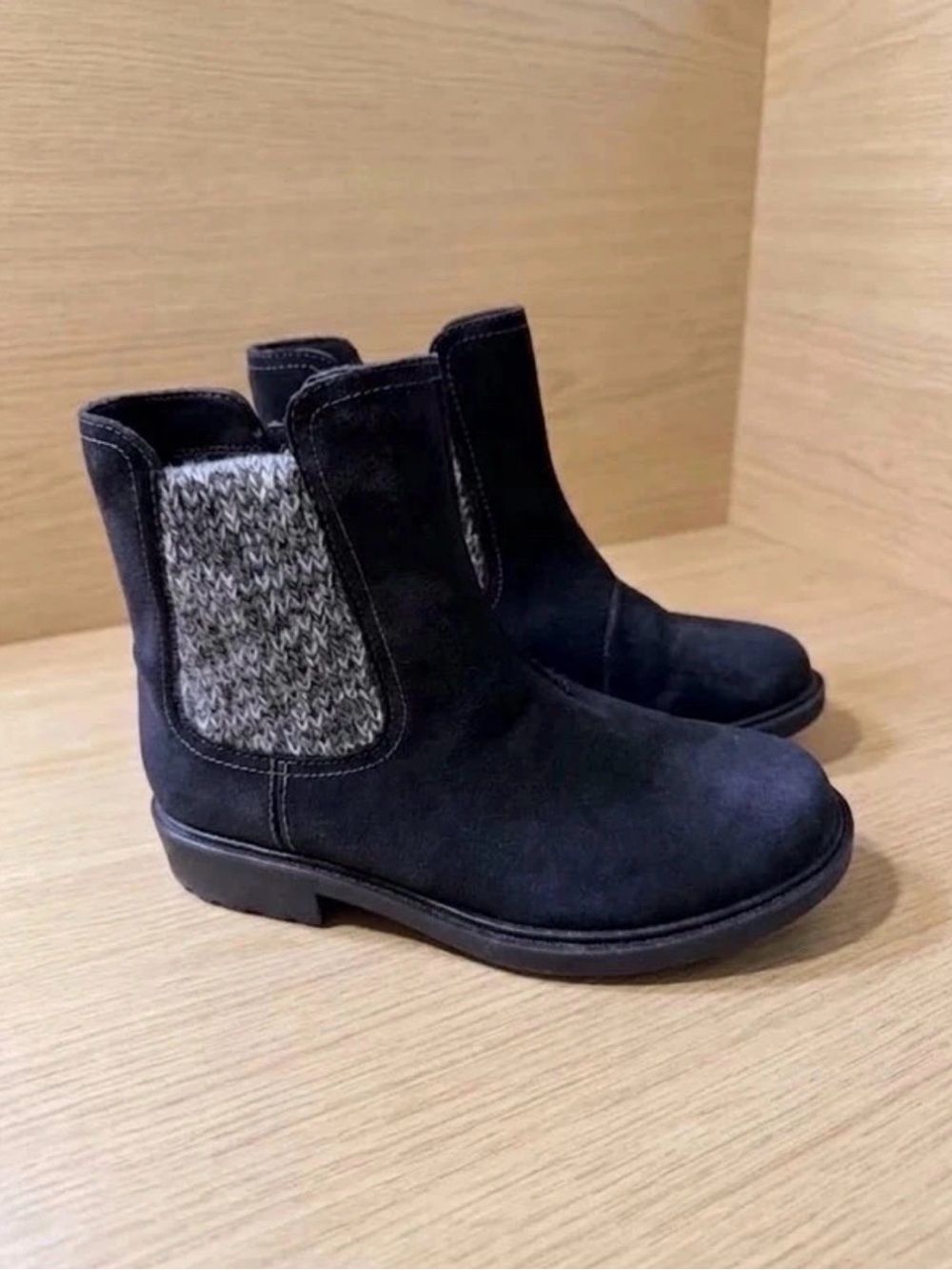 Clarks Opal Sky Black Suede Chelsea Ankle Boots Zip Comfort Round Toe Sz 7 M